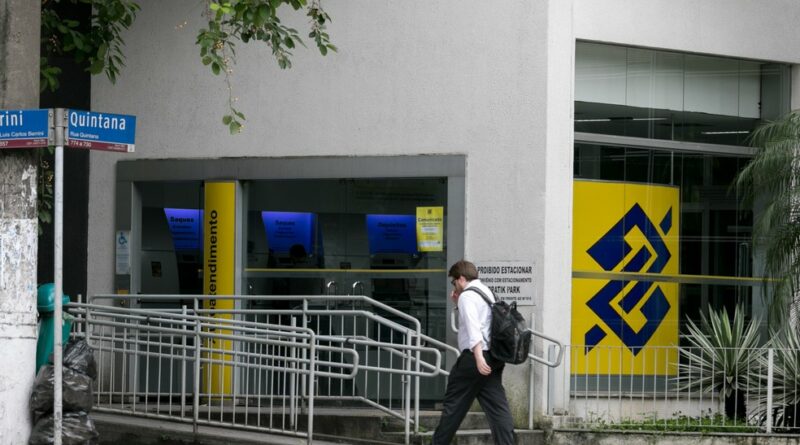 Homem passa por agência do Banco do Brasil na Zona Sul de São Paulo — Foto: Marcelo Brandt/G1