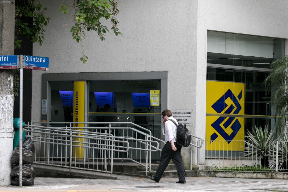 Homem passa por agência do Banco do Brasil na Zona Sul de São Paulo — Foto: Marcelo Brandt/G1