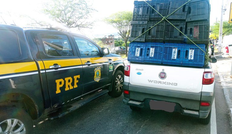 PRF na Paraíba prende foragido da Justiça por homicídio, tira uma arma de circulação e recupera dois carros roubados