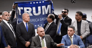 Bandeira de Trump cria mal-estar no PL, que tenta descolar direita da tarifa; Eduardo Bolsonaro irrita líderes Bandeira de Trump cria mal-estar no PL, que tenta descolar direita da tarifa; Eduardo Bolsonaro irrita líderes