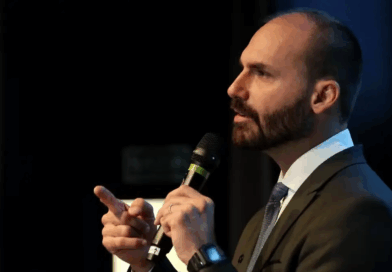 Eduardo Bolsonaro pede a Motta para exercer mandato dos EUA