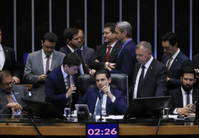 PEC da blindagem é aprovada por deputados e vai ao Senado 