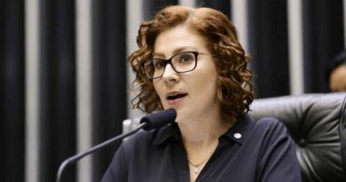 Câmara dos Deputados rejeita cassação do mandato de Carla Zambelli