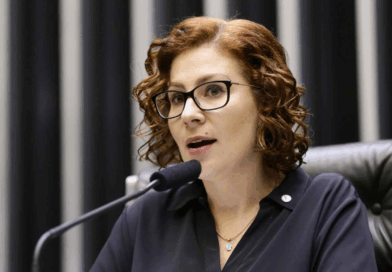 Câmara dos Deputados rejeita cassação do mandato de Carla Zambelli