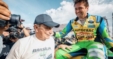 Histórico: Nelson Piquet Jr. vence GP BRB e recebe troféu das mãos do pai em Brasília