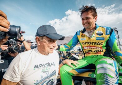 Histórico: Nelson Piquet Jr. vence GP BRB e recebe troféu das mãos do pai em Brasília