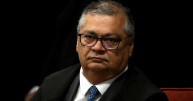 Dino abre novo processo para apurar desvio de emendas para filme de Bolsonaro