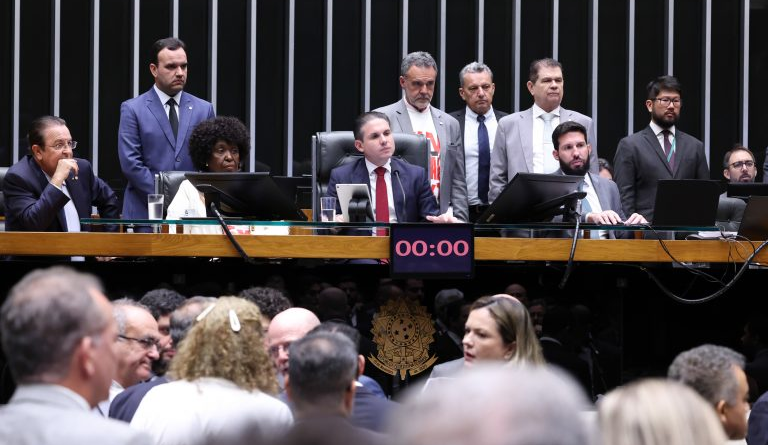 Câmara aprova em dois turnos fim da escala 6×1 com jornada máxima de 40 horas semanais